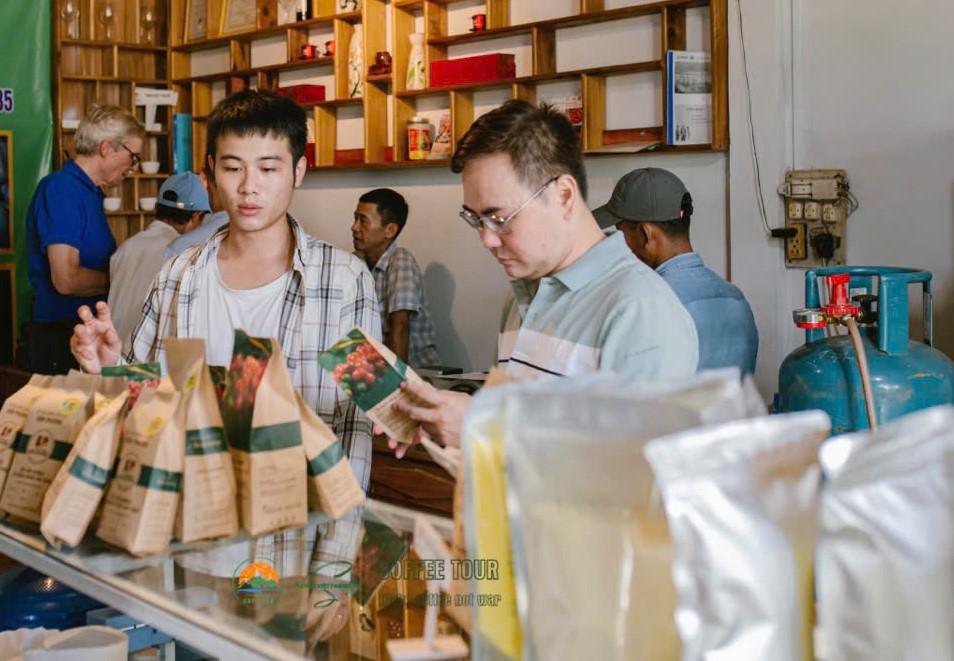 Khi rời Khe Sanh, c&oacute; rất nhiều sản phẩm c&agrave; ph&ecirc; để du kh&aacute;ch mang về l&agrave;m qu&agrave;